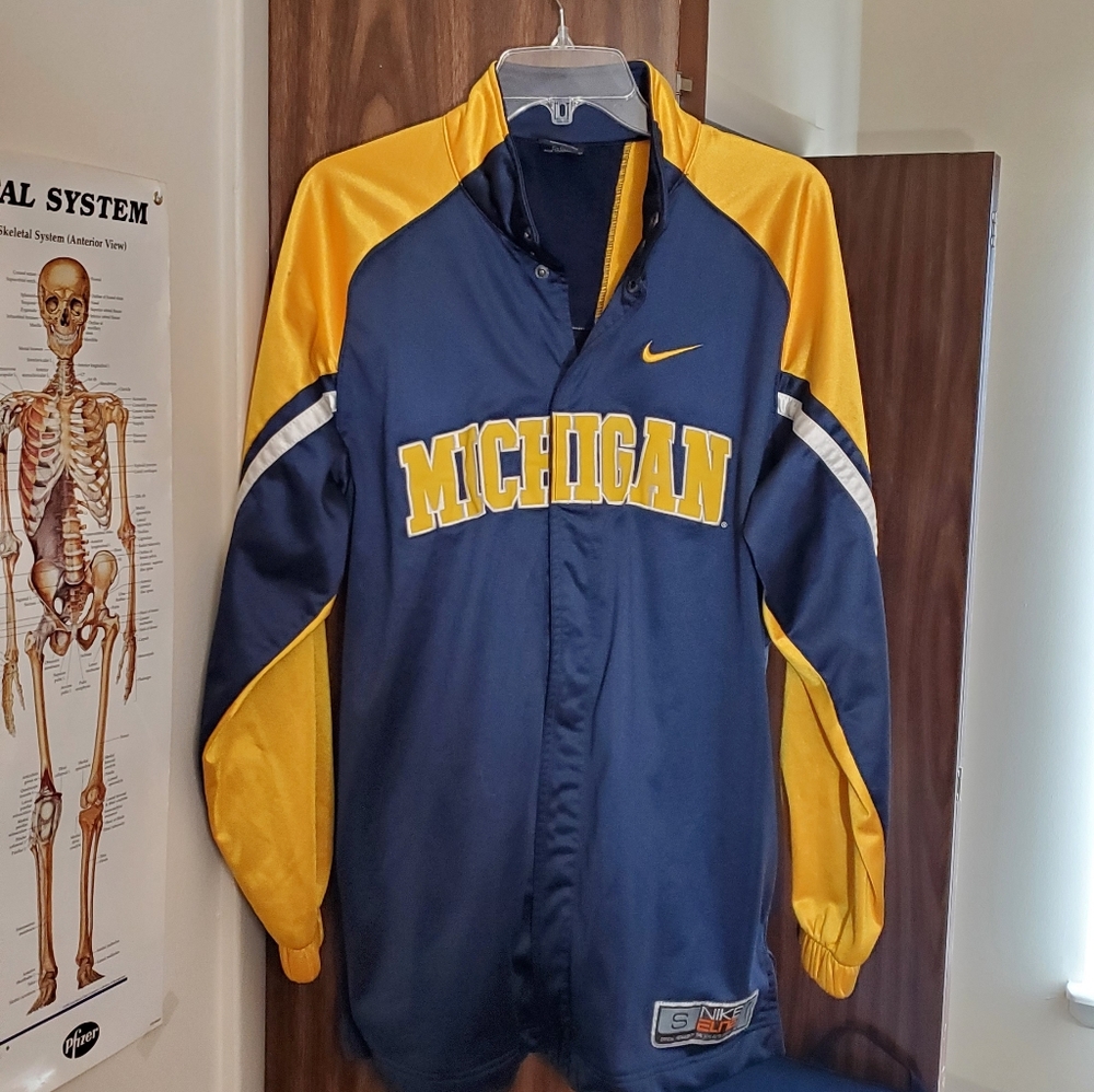 Michigan Basketball Team Warm Up